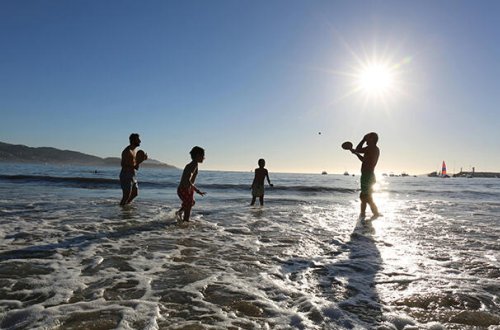 Çimərlikdə gün vuran yeniyetmə öldü