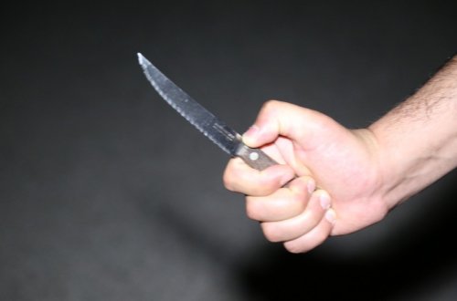 Neftçalada kişi arvadını evdə və qayınatasını isə parkda bıçaqlayıb