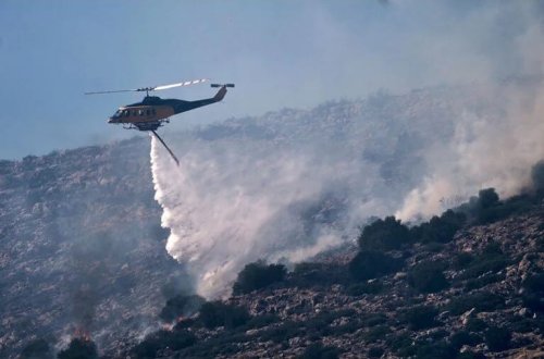 Yunanıstanda yanğınsöndürən helikopter dənizə düşüb