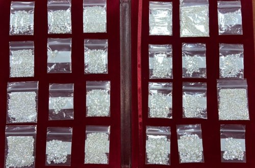 Azərbaycan gömrükçüləri növbəti dəfə brilyant qaşlar aşkar edib