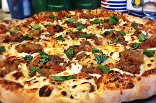 Restoranda müştərilərə narkotikli pizza verdilər - 85 nəfər zəhərləndi - FOTO