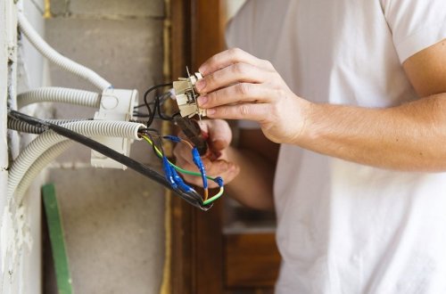 Bakıda kişini avtoyuma məntəqəsində elektrik cərəyanı vuraraq öldürüb