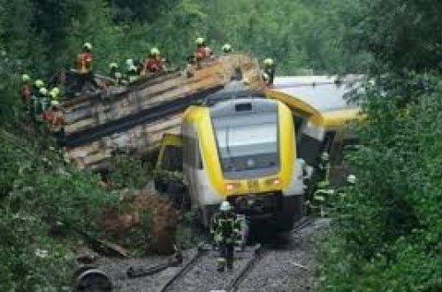 Rəsmi: Almaniyada qatar qəzasında üç nəfər ölüb, 50 nəfər yaralanıb