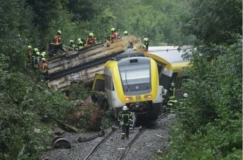 Almaniyada sərnişin qatarı relsdən çıxıb: 4 nəfər ölüb