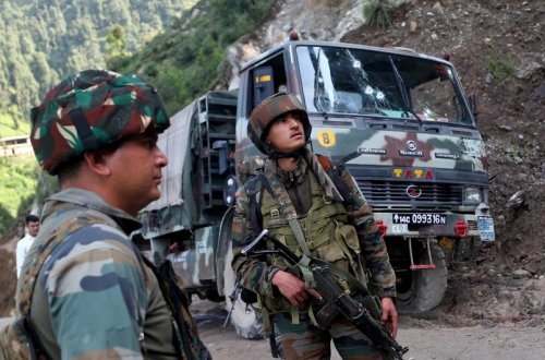Kəşmirdə atışma olub: üç nəfər öldürülüb