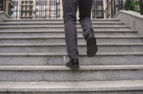 Qaxda kişi restoranda pilləkəndən yıxılaraq ölüb