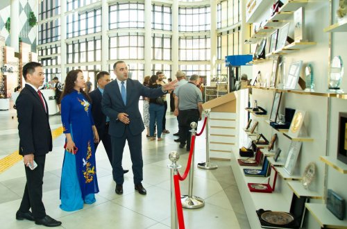 Vyetnamdan olan nümayəndə heyəti 