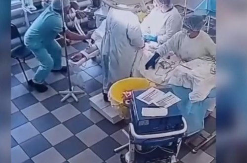 Zəlzələ anının görüntüsü: Həkimlər xəstəni qoyub qaçmadı - VİDEO