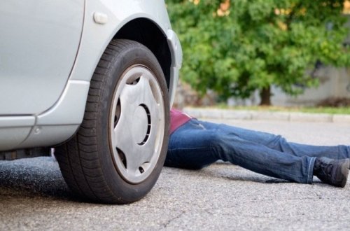 Qalada avtomobil piyadanı vuraraq öldürüb