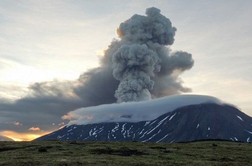 Kamçatkada vulkan 6 km hündürlüyə kül püskürüb