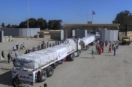 Qəzzada humanitar yük daşıyan maşın aşıb, 20 nəfər həlak olub