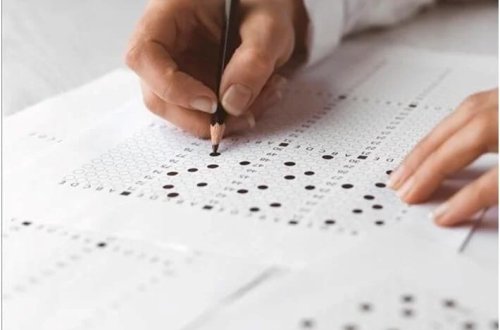 Uşağı üçün imtahan suallarını oğurlamağa çalışan ana tutulub