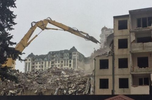 “Sovetski”də qəzalı binaların söküntüsünə başlanılıb