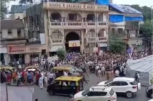 Mumbayda göyərçin aksiyası: Yüzlərlə insan küçələrə çıxdı 