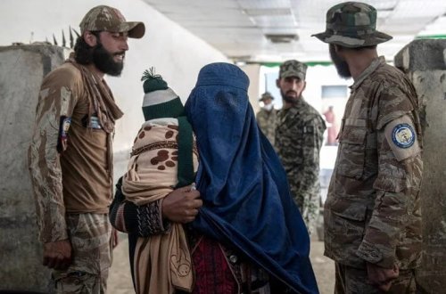 Əfqan qadınlar Taliban məhdudiyyətlərinə məhəl qoymurlar