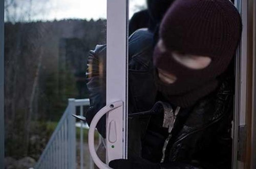 Polis oğurluq edən şəxsləri saxladı