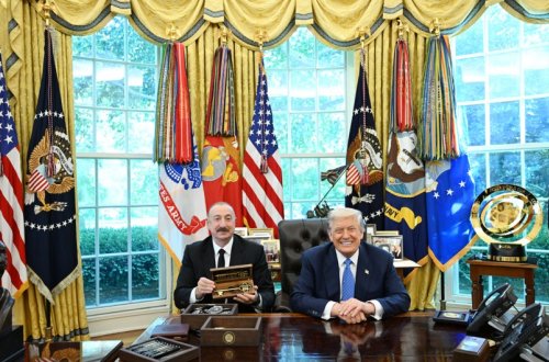 Donald Tramp Ağ Evin rəmzi açarını Prezident İlham Əliyevə təqdim edib
