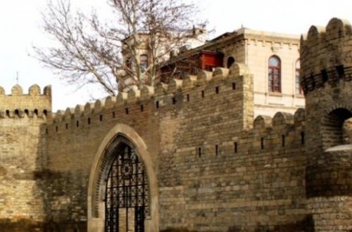 İçərişəhərdə binanın damında restoran tikilir - İcazəni kim verib? - VİDEO