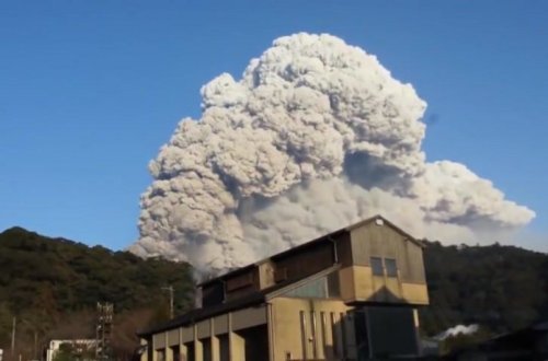 Yaponiyada vulkan 3 min metr hündürlüyə kül və tüstü püskürüb