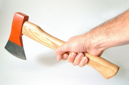 Qusar sakini həyat yoldaşını və qaynını baltalayıb, biri ölüb, digəri xəsarət alıb