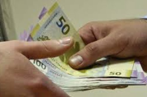 Dostunu işə düzəltmək adı ilə aldatdı, altı min manat aldı