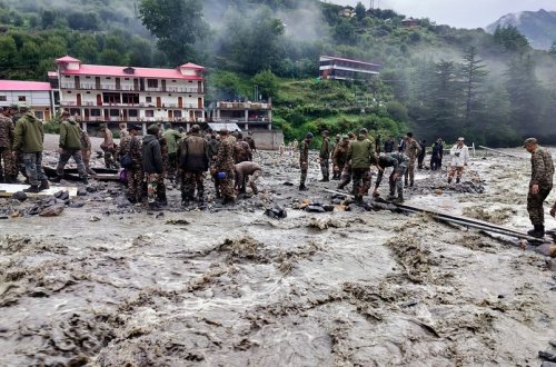 Hindistanda daşqınlar və torpaq sürüşmələri nəticəsində ölənlərin sayı 240-a çatıb