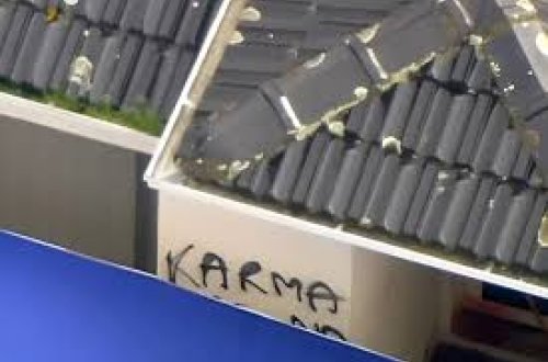 Melburnda dəhşətli qətl: Kişinin başı kəsilərək nizəyə taxıldı, yaxınlıqda sirli qraffitilər tapıldı