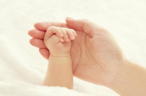 Azərbaycanda üçaylıq körpə qızdırmadan öldü