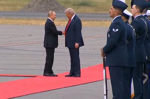 Tramp Putini Alyaskadakı Elmendorf-Riçardson hərbi bazasında qarşılayıb