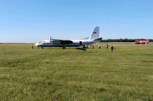 Rusiyada içərisində 40 sərnişinin olduğu təyyarə aeroportda uçuş-enmə zolağından kənara çıxıb
