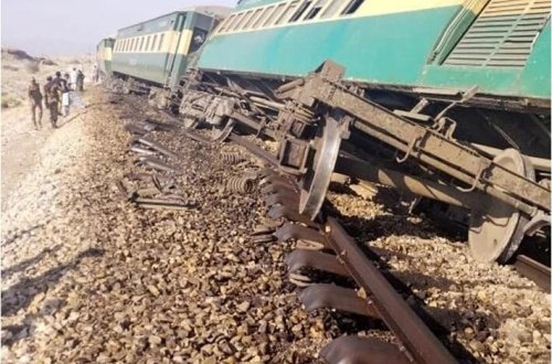 Pakistanda qatar relsdən çıxdı: 1 nəfər ölüb, 33 nəfər yaralanıb 