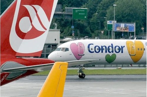 Təyyarənin sağ mühərriki havaya qalxarkən alov aldı