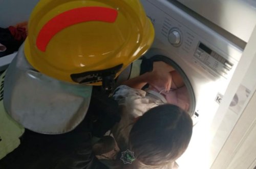 Dostu ilə oynayan uşaq paltaryuyanın barabanına ilişdi - Son anda xilas edildi