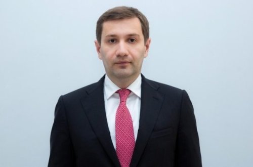 “Fərid müəllim, bu, ayıbdır” – Partiya sədri cəmi bir ilə sürətlə yüksələn Agentlik rəhbərini məktəbli ilə müqayisə elədi və… FOTOLAR