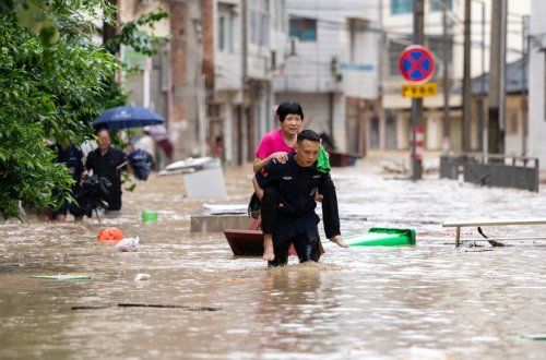 Çində daşqınlar nəticəsində ölən turistlərin sayı 12 nəfərə çatıb