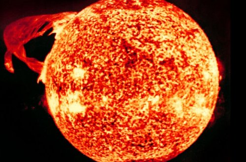 Günəşdə güclü partlayış baş verib