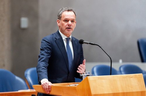 Niderlandın XİN rəhbəri hökumət daxilində fikir ayrılıqlarına görə istefa verib