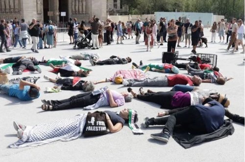 Notr-Dam kilsəsi qarşısında etiraz aksiyası keçirilib