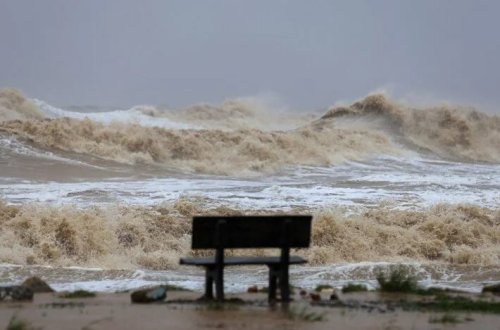Tayfun quruya çatacaq: Ölkədə həyat dayanıb, əsgərlər hazır vəziyyətdədir