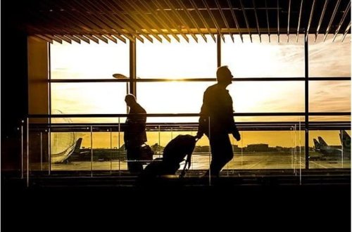 Tətillərini ləğv etmək istəməyən cütlük uşaqlarını hava limanında qoydu