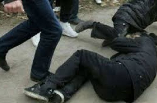 Psixoloji problemləri olan yeniyetmə onu təhqir edən azyaşlı qonşusunu döydü