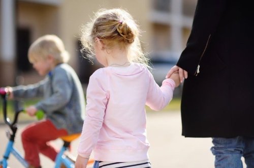 Ötən il övladlığa götürülən uşaqların sayı açıqlanıb