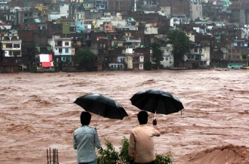 Pakistan Hindistanın xəbərdarlığı fonunda ən azı 150 min nəfəri təxliyə edib