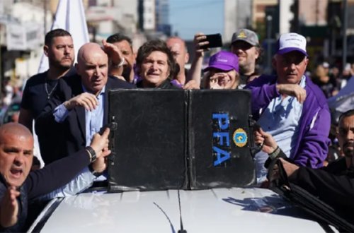 Argentina prezidentinin maşınını daşa basdılar - VİDEO