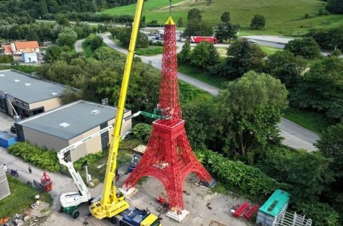 Nəvəsi ilə birlikdə Eyfel qülləsinin oxşarını tikdi