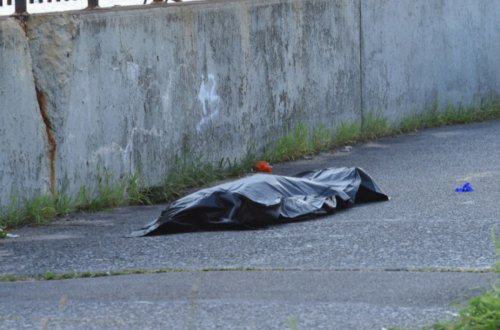 Üstünə darvaza aşan kişi ÖLDÜ