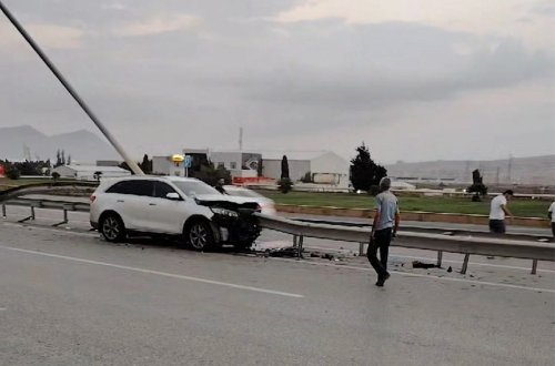 Qaradağda sürücü sükan arxasında yuxuladı, avtomobil məhəccərə çırpıldı