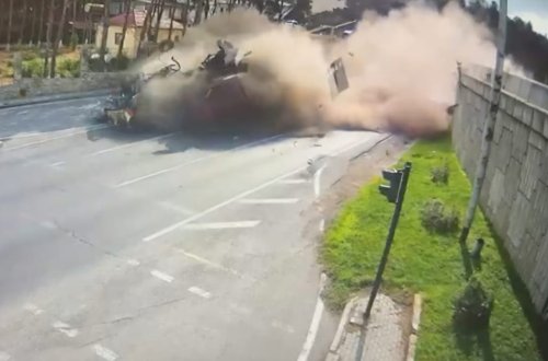 “KamAZ”ın maşının üstünə aşdığı an - Foto