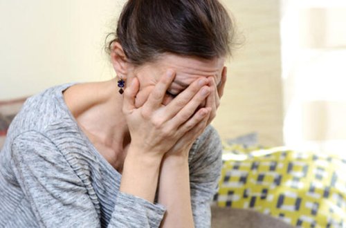 Sevgilisinə zəng edən arvadına 2 il əzab verdi - Bu qədər həbs aldı