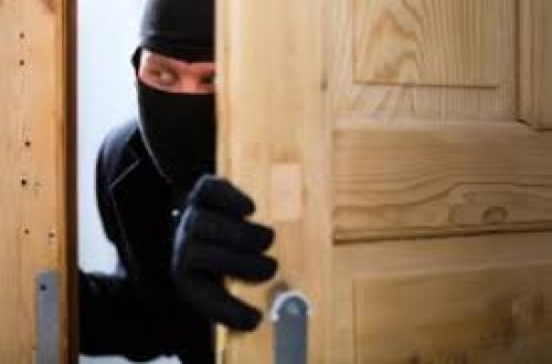 Bakıda evdən 9500 manat oğurlanıb